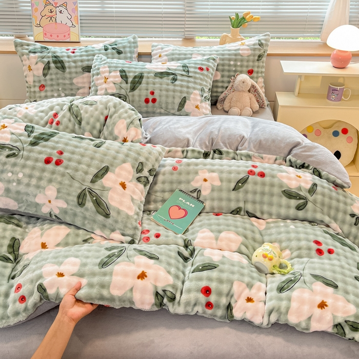 91家纺网 家纺一手货源 找家纺 梵克保罗 2024新款泡泡绒加厚立体牛奶绒单被套多功能被套毯 山茶花