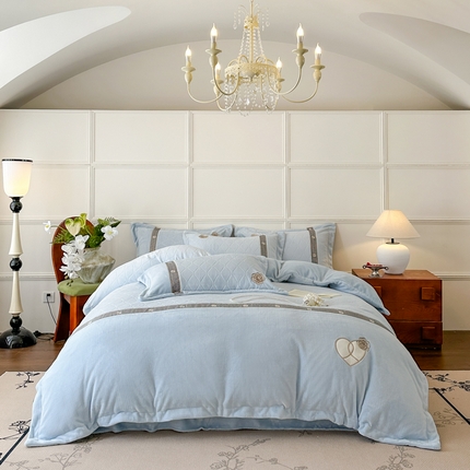 91家纺网 家纺一手货源 找家纺 （总）典曼家纺 2024新款法式轻奢全消光牛奶绒雕花拼接刺绣四件套（含无纺布包装）