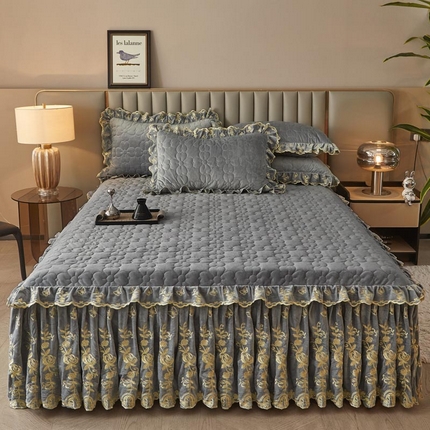 91家纺网 家纺一手货源 找家纺 （总）恋尚 2024新款宝宝绒绣花花边床笠式床裙-达琳娜