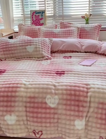 91家纺网 家纺一手货源 找家纺 梵克保罗 2024新款泡泡绒加厚立体牛奶绒单被套多功能被套毯 爱心泡泡粉