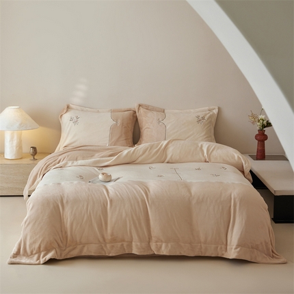 91家纺网 家纺一手货源 找家纺 （总）名品优仓 2024新款高克重牛奶绒刺绣宽边四件套-暮春