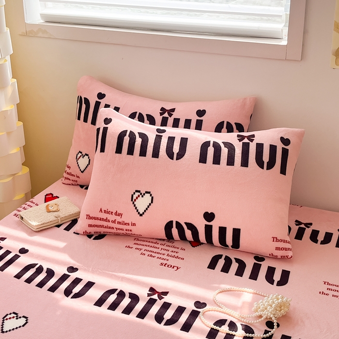 91家纺网 家纺一手货源 找家纺 默忆 2025新款加厚印花牛奶绒床笠三件套单床笠 与你由甜