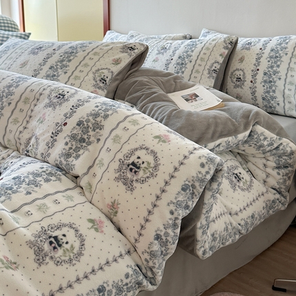 91家纺网 家纺一手货源 找家纺 卡巴伦家纺 2024新款牛奶绒大版印花卡通四件套 花花熊猫