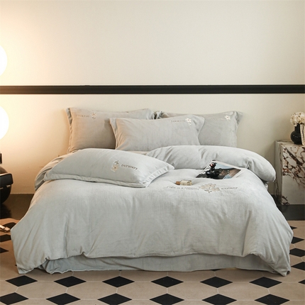 91家纺网 家纺一手货源 找家纺 名品优仓 2024新款牛奶绒绣花四件套-米娅 葭灰