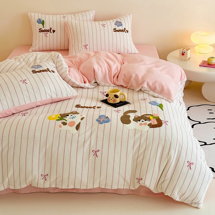 91家纺网 家纺一手货源 找家纺 沐棉家居 2024新款高克重条纹牛奶绒毛巾绣四件套 小花猫-粉