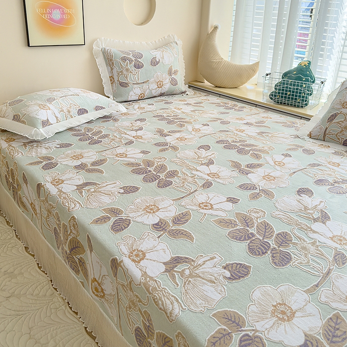 91家纺网 家纺一手货源 找家纺 冬然家纺 2024新款雕花绒榻榻米床盖 淡雅芬芳