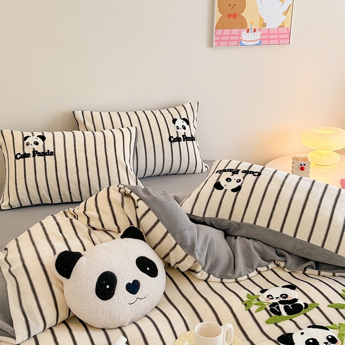 91家纺网 家纺一手货源 找家纺 沐棉家居 2024新款高克重条纹牛奶绒毛巾绣四件套 竹子熊猫-灰