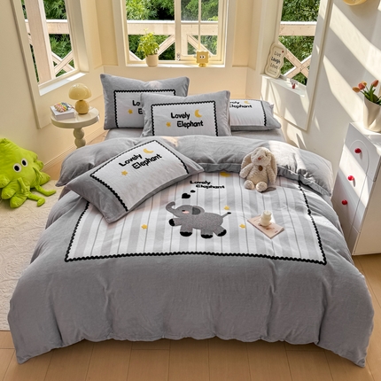 91家纺网 家纺一手货源 找家纺 帅露家纺 2024新款高克重牛奶绒数码印花毛巾绣四件套 暮色星月