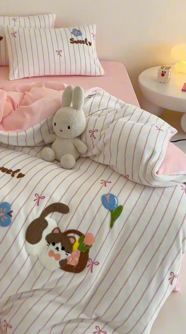 91家纺网 家纺一手货源 找家纺 沐棉家居 2024新款高克重条纹牛奶绒毛巾绣四件套 小花猫-粉