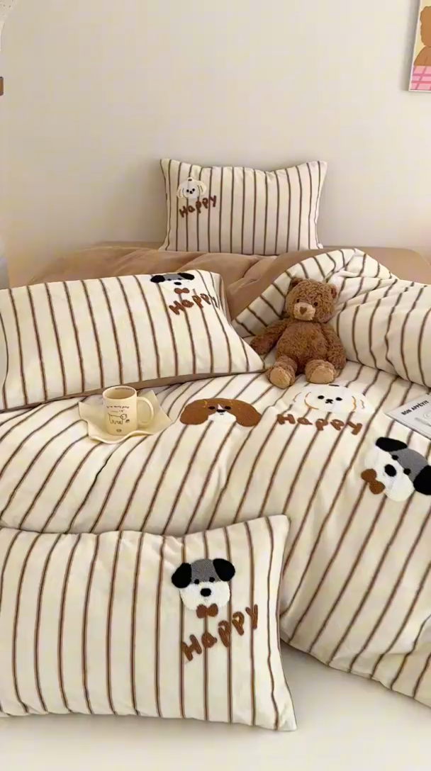 91家纺网 家纺一手货源 找家纺 沐棉家居 2024新款高克重条纹牛奶绒毛巾绣四件套 快乐狗