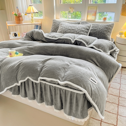 91家纺网 家纺一手货源 找家纺 眠势力 2025新款牛奶绒四件套冬季加厚夹棉床笠款加绒保暖床裙床笠二合一 深空灰-毛球款