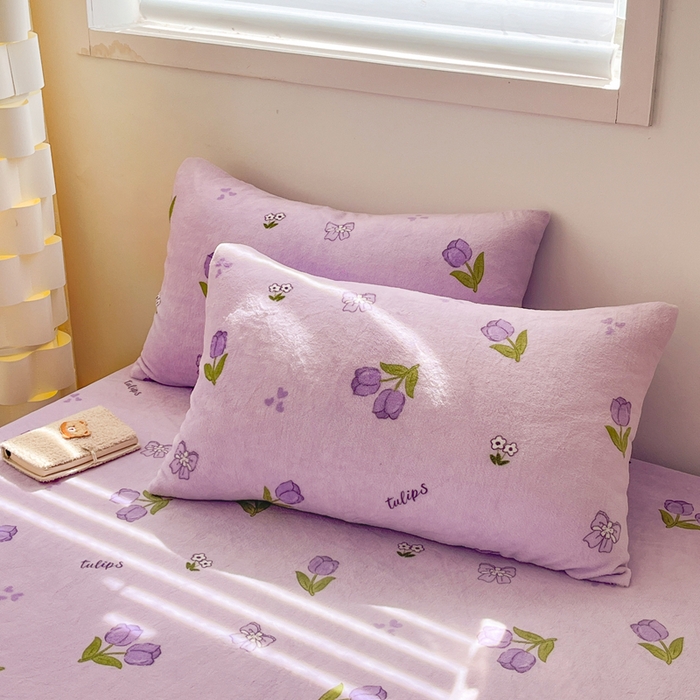 91家纺网 家纺一手货源 找家纺 默忆 2025新款加厚印花牛奶绒床笠三件套单床笠 郁金香紫