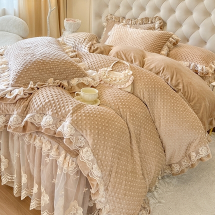 91家纺网 家纺一手货源 找家纺 瑞宝 2025新款全消光牛奶绒花边款床裙四件套-暖暖 暖暖-浅奶咖