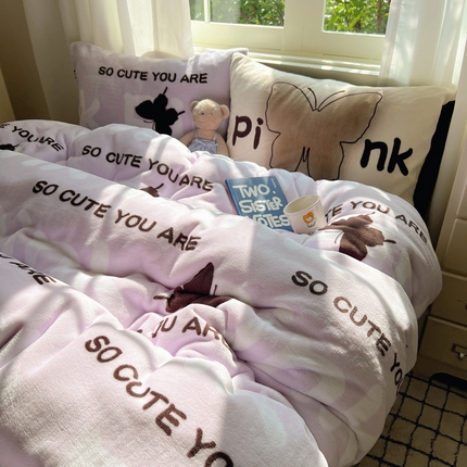 91家纺网 家纺一手货源 找家纺 蜜宿 2024秋冬新款混搭卡通牛奶绒四件套 蝴蝶飞飞