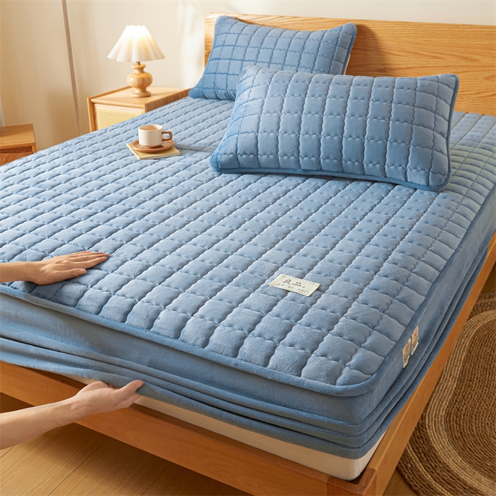 91家纺网 家纺一手货源 找家纺 鑫钰 2024新款A类无印风牛奶绒大豆夹棉床笠-暖格 暖格-湖蓝