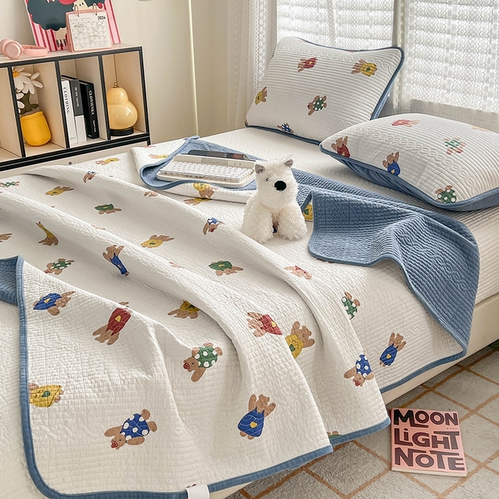91家纺网 家纺一手货源 找家纺 沐纯家居 2025新款婴儿绒纯棉水洗床盖 萌宠小熊-海蓝