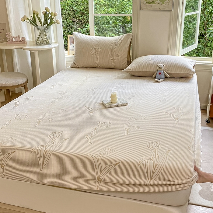 91家纺网 家纺一手货源 找家纺 大境 2024新款A类雕花绒牛奶绒床笠三件套单床笠宝宝绒婴儿绒 郁见 米咖