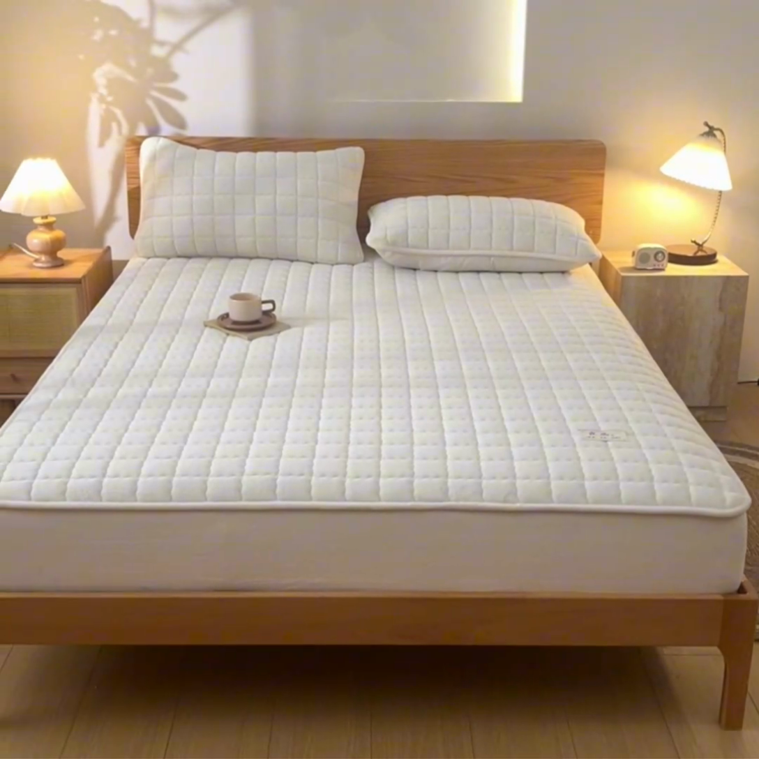 91家纺网 家纺一手货源 找家纺 鑫钰 2024新款A类无印风牛奶绒大豆夹棉床笠-暖格 暖格-米白