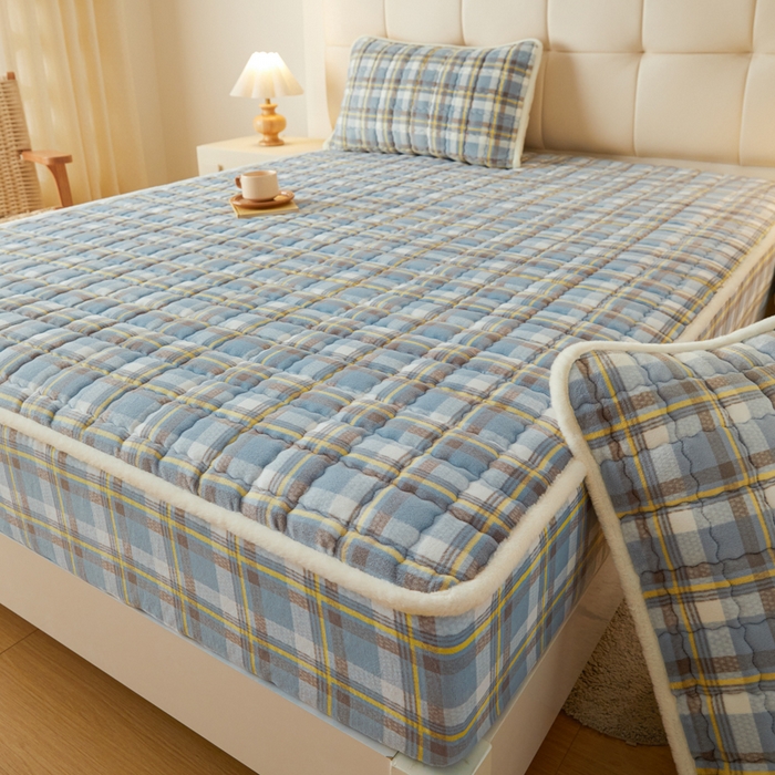 91家纺网 家纺一手货源 找家纺 鑫钰 2024新款A类无印风牛奶绒大豆夹棉床笠-暖格 暖格-简希蓝