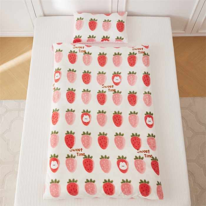 91家纺网 家纺一手货源 找家纺 艾佳宝贝 2024牛奶绒豆豆绒可拆式多功能防踢被 防踢被-草莓甜心