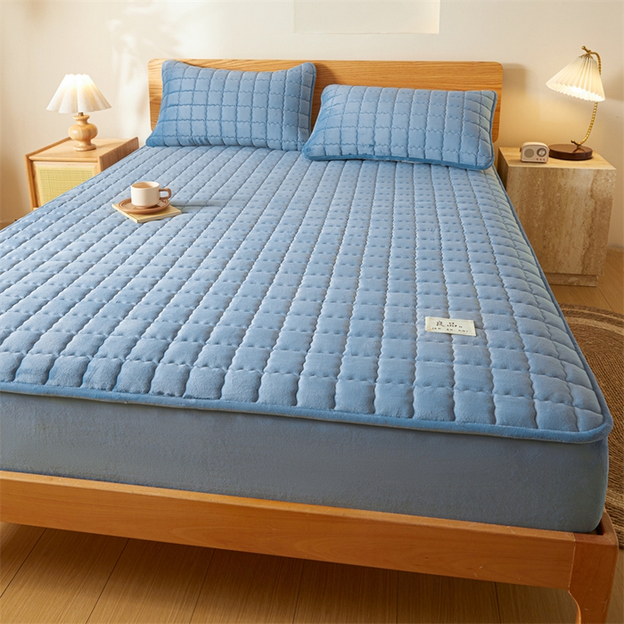 91家纺网 家纺一手货源 找家纺 鑫钰 2024新款A类无印风牛奶绒大豆夹棉床笠-暖格 暖格-湖蓝