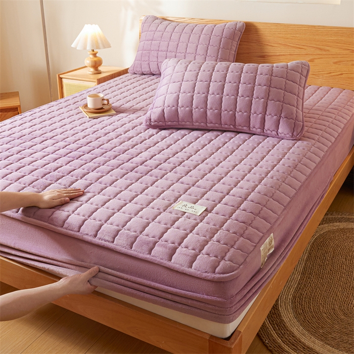 91家纺网 家纺一手货源 找家纺 鑫钰 2024新款A类无印风牛奶绒大豆夹棉床笠-暖格 暖格-紫色