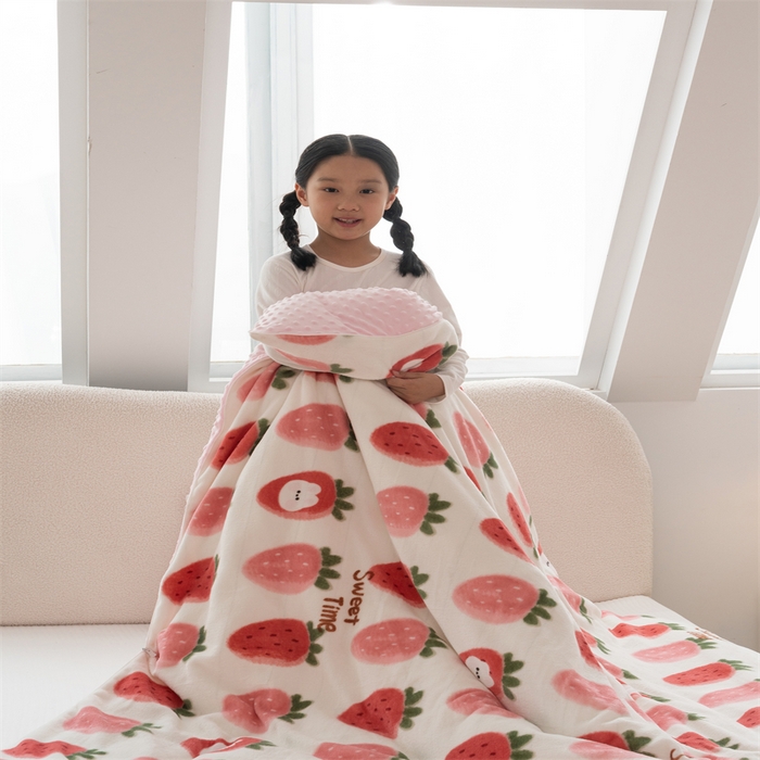 91家纺网 家纺一手货源 找家纺 艾佳宝贝 2024牛奶绒豆豆绒可拆式多功能防踢被 防踢被-草莓甜心