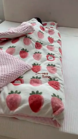 91家纺网 家纺一手货源 找家纺 艾佳宝贝 2024牛奶绒豆豆绒可拆式多功能防踢被 防踢被-草莓甜心