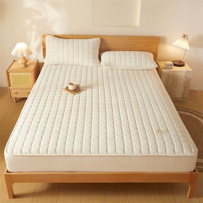 91家纺网 家纺一手货源 找家纺 鑫钰 2024新款A类无印风牛奶绒大豆夹棉床笠-暖格 暖格-米白