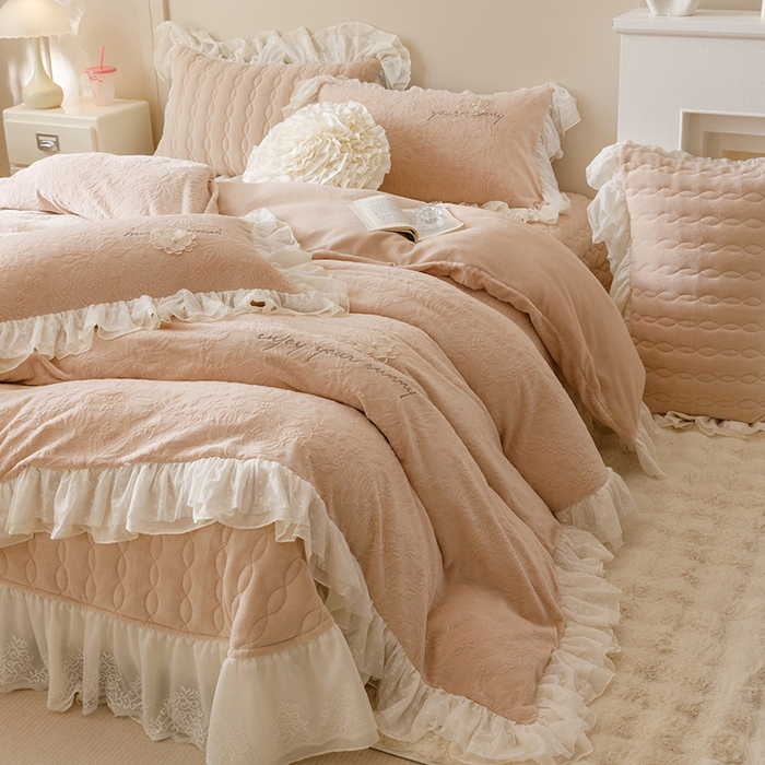 91家纺网 家纺一手货源 找家纺 胜权家纺 2024秋冬新款法式牛奶绒蕾丝床盖四件套系列-爱丽丝 爱丽丝-奶油米