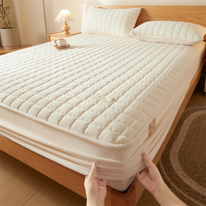 91家纺网 家纺一手货源 找家纺 鑫钰 2024新款A类无印风牛奶绒大豆夹棉床笠-暖格 暖格-米白