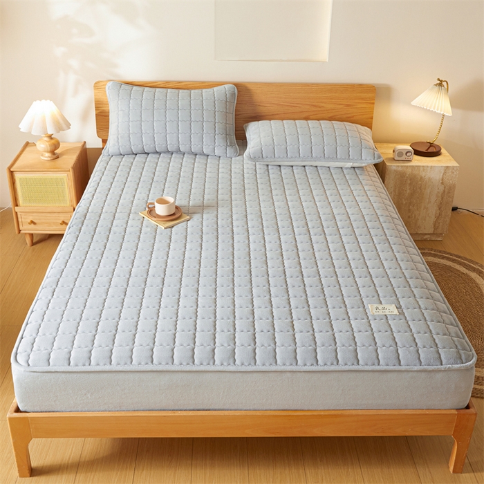 91家纺网 家纺一手货源 找家纺 鑫钰 2024新款A类无印风牛奶绒大豆夹棉床笠-暖格 暖格-浅灰