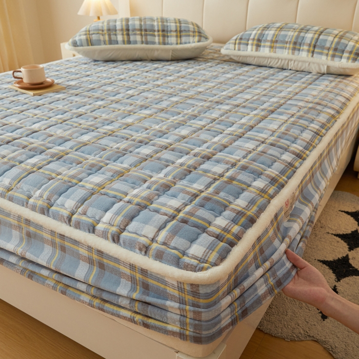 91家纺网 家纺一手货源 找家纺 鑫钰 2024新款A类无印风牛奶绒大豆夹棉床笠-暖格 暖格-简希蓝