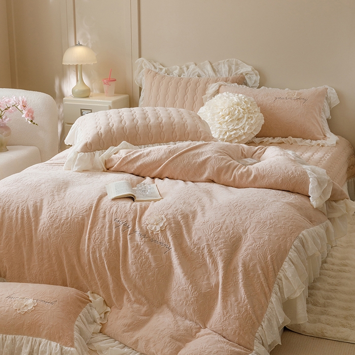 91家纺网 家纺一手货源 找家纺 胜权家纺 2024秋冬新款法式牛奶绒蕾丝床盖四件套系列-爱丽丝 爱丽丝-奶油米