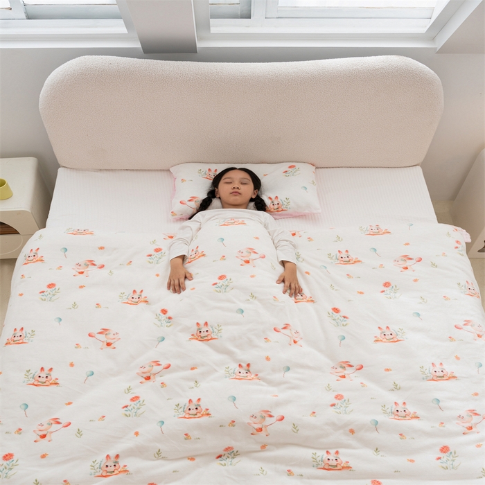 91家纺网 家纺一手货源 找家纺 艾佳宝贝 2024牛奶绒豆豆绒可拆式多功能防踢被 防踢被-春日游玩
