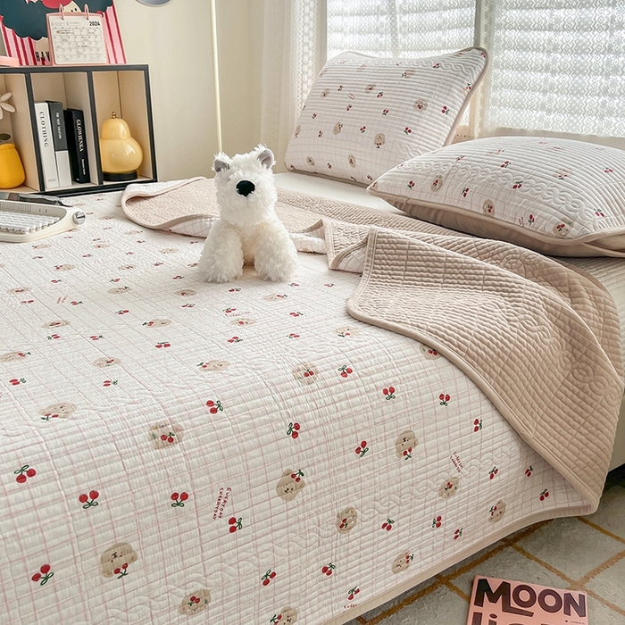 91家纺网 家纺一手货源 找家纺 沐纯家居 2025新款婴儿绒纯棉水洗床盖 樱桃派-奶咖