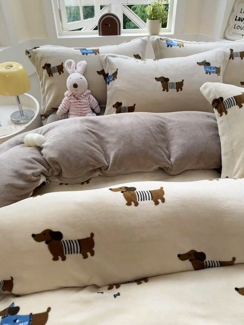 91家纺网 家纺一手货源 找家纺 尚美 2024新款高克重印花花边牛奶绒床盖四件套 跳跳狗