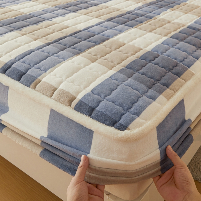 91家纺网 家纺一手货源 找家纺 鑫钰 2024新款A类无印风牛奶绒大豆夹棉床笠-暖格 暖格-蓝大格