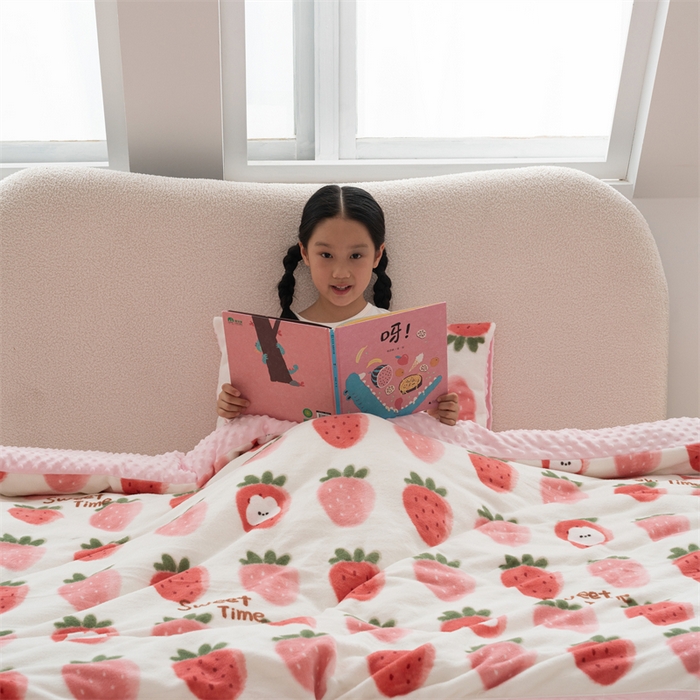 91家纺网 家纺一手货源 找家纺 艾佳宝贝 2024牛奶绒豆豆绒可拆式多功能防踢被 防踢被-草莓甜心