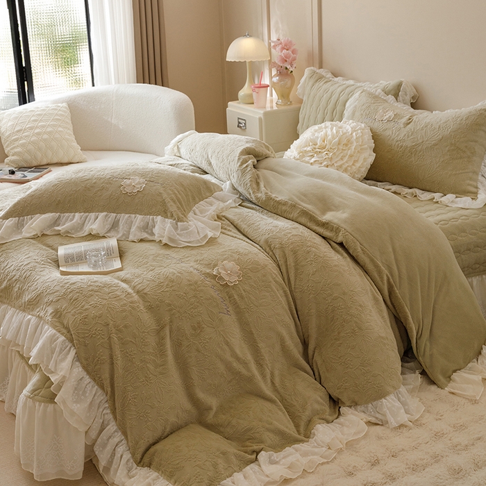 91家纺网 家纺一手货源 找家纺 胜权家纺 2024秋冬新款法式牛奶绒蕾丝床盖四件套系列-爱丽丝 爱丽丝-橄榄绿