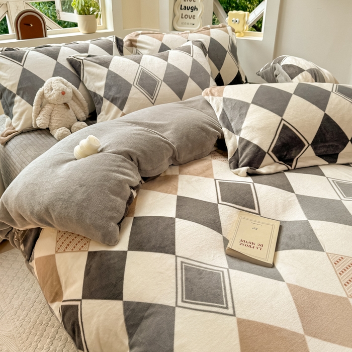 91家纺网 家纺一手货源 找家纺 尚美 2024新款高克重印花花边牛奶绒床盖四件套 菱形格