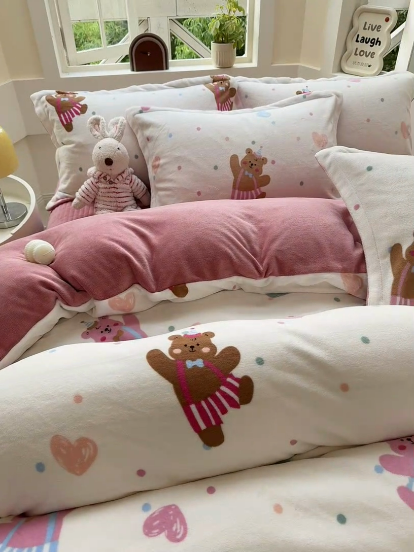 91家纺网 家纺一手货源 找家纺 尚美 2024新款高克重印花花边牛奶绒床盖四件套 熊宝的快乐