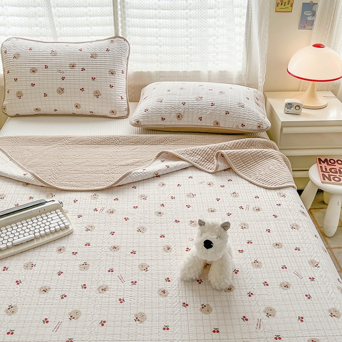 91家纺网 家纺一手货源 找家纺 沐纯家居 2025新款婴儿绒纯棉水洗床盖 樱桃派-奶咖