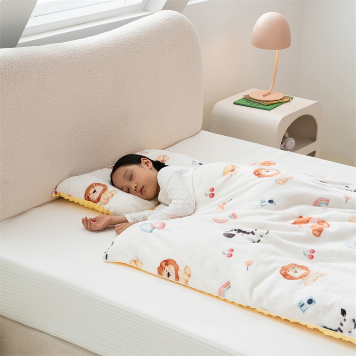 91家纺网 家纺一手货源 找家纺 艾佳宝贝 2024牛奶绒豆豆绒可拆式多功能防踢被 防踢被-萌趣动物园