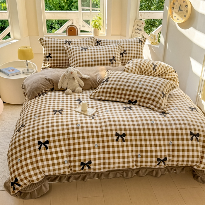 91家纺网 家纺一手货源 找家纺 尚美 2024新款高克重印花花边牛奶绒床盖四件套 咖色蝴蝶梦