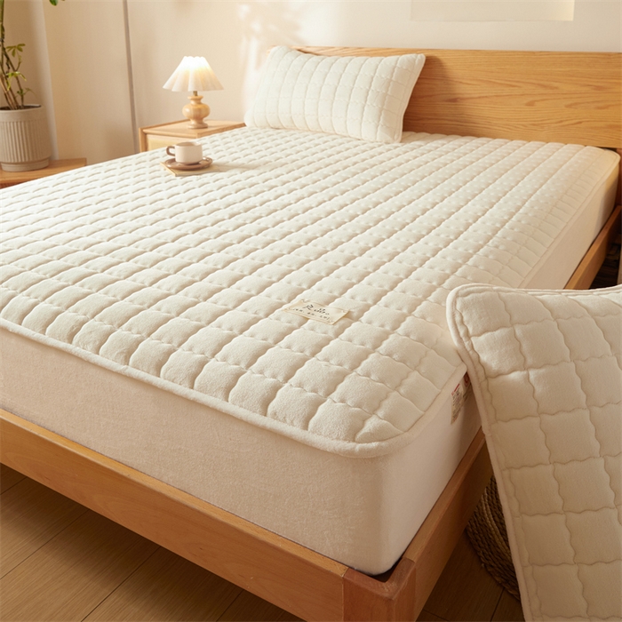 91家纺网 家纺一手货源 找家纺 鑫钰 2024新款A类无印风牛奶绒大豆夹棉床笠-暖格 暖格-米白