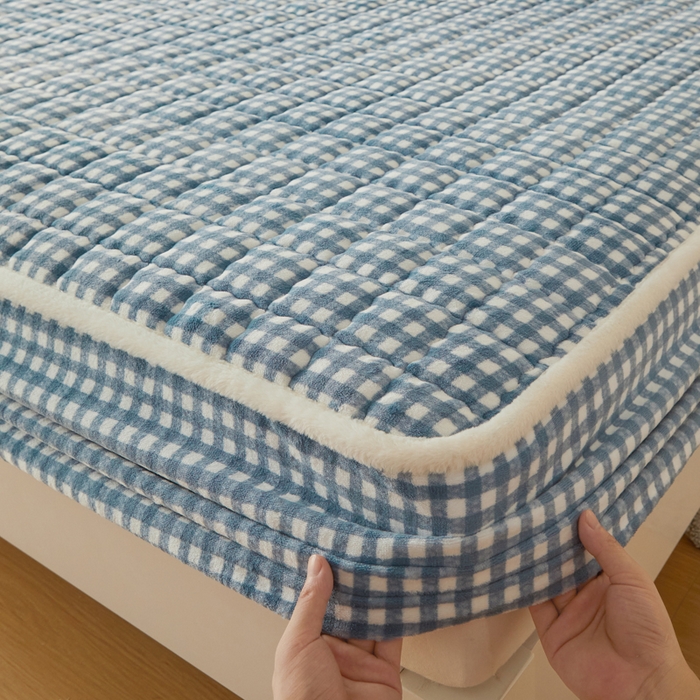 91家纺网 家纺一手货源 找家纺 鑫钰 2024新款A类无印风牛奶绒大豆夹棉床笠-暖格 暖格-蓝小格