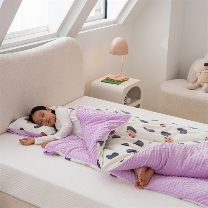 91家纺网 家纺一手货源 找家纺 艾佳宝贝 2024牛奶绒豆豆绒可拆式多功能防踢被 防踢被-多彩草莓熊