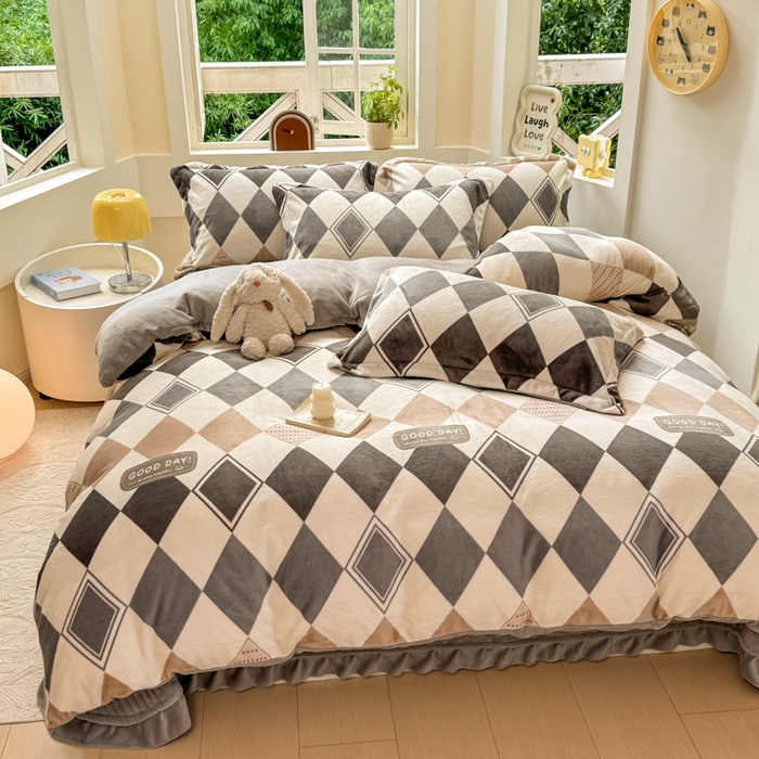 91家纺网 家纺一手货源 找家纺 尚美 2024新款高克重印花花边牛奶绒床盖四件套 菱形格