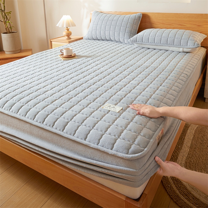 91家纺网 家纺一手货源 找家纺 鑫钰 2024新款A类无印风牛奶绒大豆夹棉床笠-暖格 暖格-浅灰